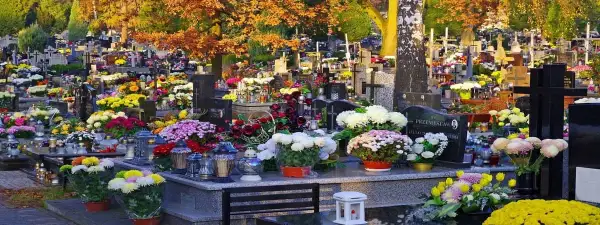 Jak przymocować wiązankę do pomnika, aby uniknąć jej zniszczenia