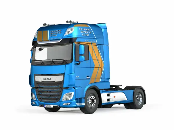 Camion DAF bleu et orange, édition spéciale "Super Space Cab", prêt pour de longues routes.