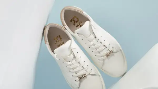 Białe buty sneakersy, co to znaczy? Stylowe, skórzane, z złotymi detalami RKO.