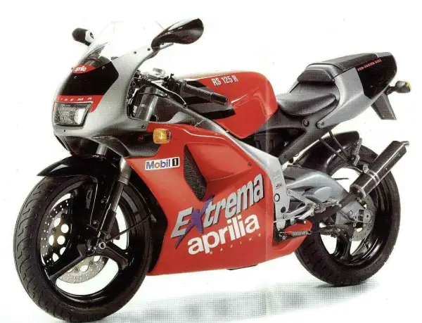 Czerwona Aprilia RS 125 Extrema, gotowa do osiągnięcia v-max.