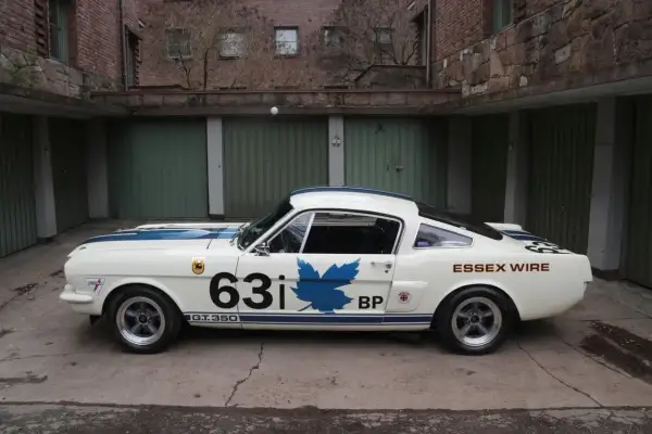 Vit Shelby GT350 med blåa ränder och nummer 63i. Bilen har texten "ESSEX WIRE" på bakskärmen.