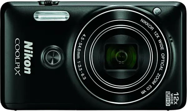 Czarny aparat Nikon Coolpix z obiektywem NIKKOR 12x. Idealny do uchwycenia wspomnień dzięki funkcji SnapBridge.