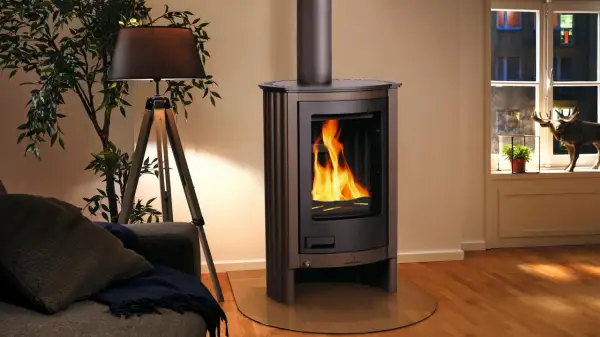 Stufa a legna nordica accesa, con fiamme vive. Un'idea su come pulire la stufa a legna nordica per mantenerla efficiente e bella.