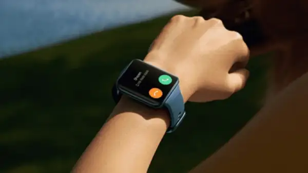 Reloj inteligente con pantalla táctil, similar a un Apple Watch, pero compatible con Android. Muestra una llamada entrante con opciones para aceptar o rechazar.
