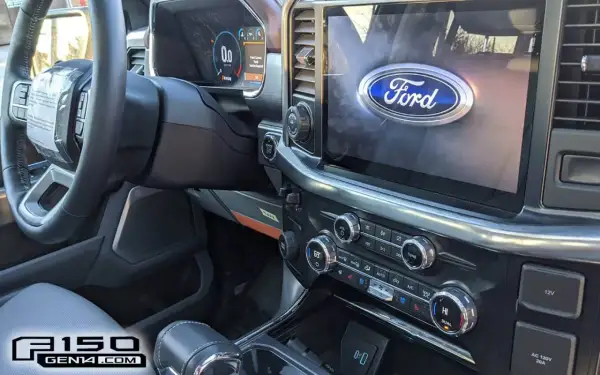 Intérieur du camion Ford F-150 : volant, écran tactile avec logo Ford, tableau de bord numérique et console centrale.