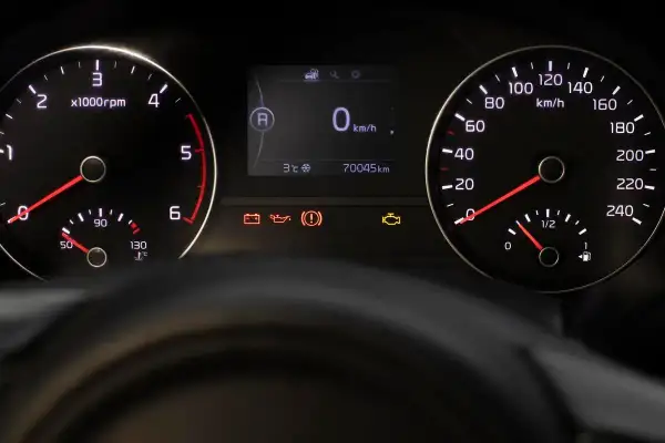 Tableau de bord d'une voiture avec indicateurs allumés, dont le voyant moteur. Le kilométrage est de 70045 km. Ce n'est pas une liste voyant Iveco.