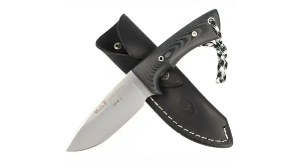 Cuchillo Muela Gavilán con funda de cuero negra. Hoja de acero pulido con inscripciones. Empuñadura negra texturizada y cordón.