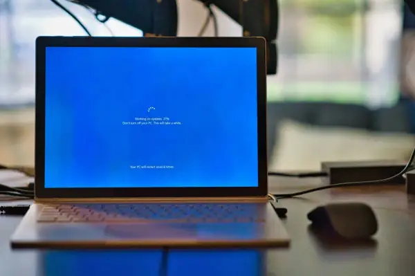 Komputer aktualizuje system, wyświetlając komunikat "Working on updates 27%". Może to być związane z błędem vcruntime140.dll.