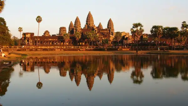 Zachód słońca nad Angkor Wat. To jest prawdziwa przygoda, podróż do Kambodży na własną rękę, z odbiciem świątyni w wodzie.