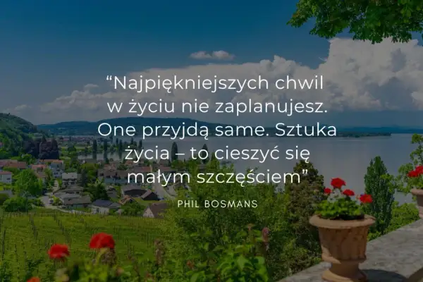 Piękny krajobraz z jeziorem i miasteczkiem, a na nim motywujące cytaty z książek o cieszeniu się małym szczęściem.