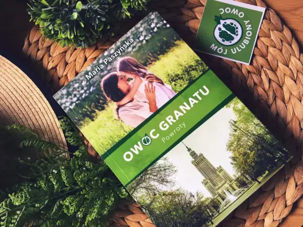 Książka "Owoc granatu. Powroty" Marii Paszyńskiej z córką na okładce, obok naklejka z owocem granatu.