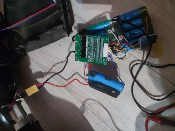 Zestaw ogniw tworzy baterię do deskorolki elektrycznej, podłączoną do płytki BMS.