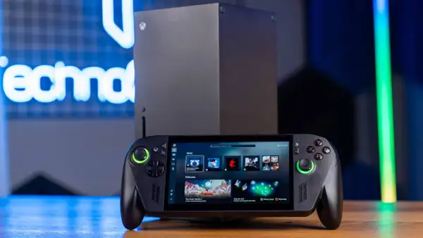 Przenośny handheld gamingowy ROG Ally obok konsoli Xbox Series X. Idealny do grania w gry z Xbox Game Pass.