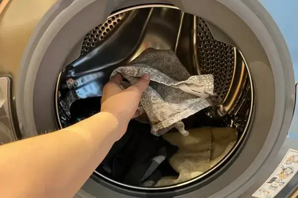 Jak usunąć sierść z ubrań i pralki? Skuteczne sposoby