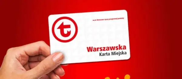 Warszawska Karta Miejska - poznaj jej cenę i ciesz się podróżami po stolicy. Czerwone logo na białej karcie.