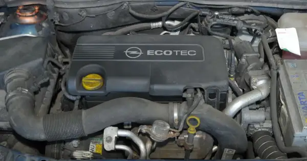 Silnik Ecotec w Oplu Astra 3. Widoczna pokrywa silnika, przewody i akumulator.