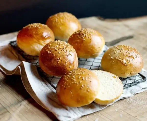 Jak podgrzać gotowe bułki do hamburgerów, by były idealne?