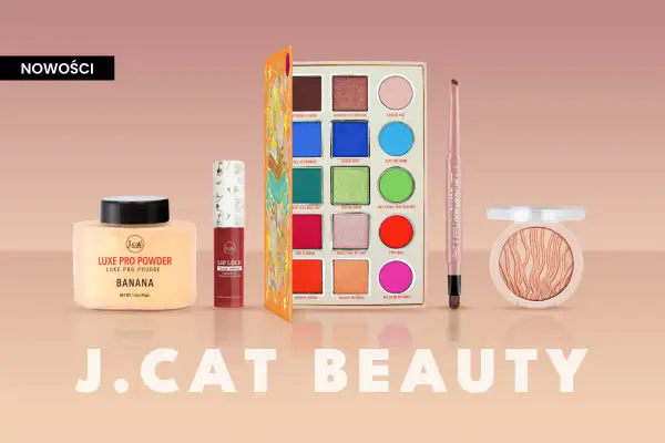 Zestaw kosmetyków J.Cat Beauty: puder, pomadka, paleta cieni i sztyft do makijażu.