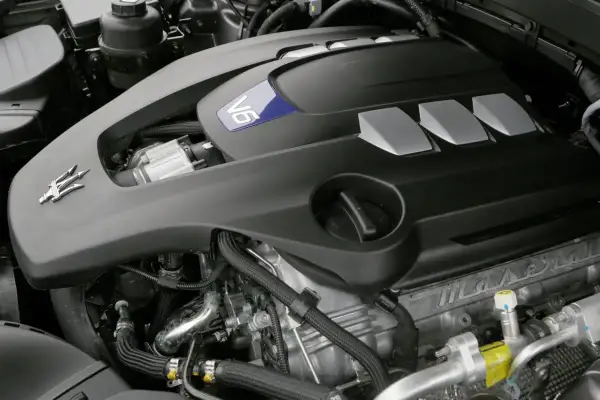 Motor V6 Maserati. ¿Como saber los CV de mi coche? Busca la etiqueta del motor o consulta el manual.