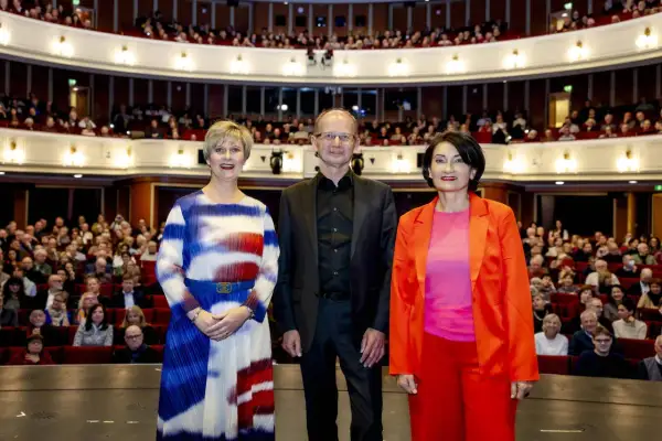 Drei Personen stehen vor einem Publikum im Opernhaus. Ein besonderes oper jahr.