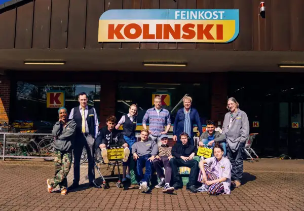 Das Team von "Die Discounter Staffel 4" posiert vor dem Kolinski-Markt.