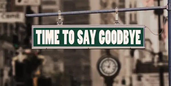 Znak "TIME TO SAY GOODBYE" nad ulicą. Czas na wypowiedzenie umowy o pracę po niemiecku.