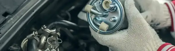 Gdzie jest filtr paliwa w Ford Focus MK3 1.6 benzyna? Oto lokalizacja!