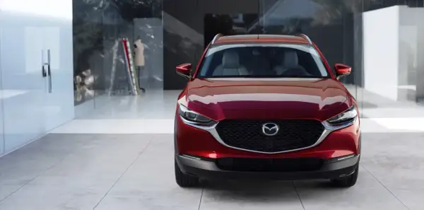 Elegancka, czerwona Mazda CX-30 prezentuje się stylowo. Sprawdź jej atrakcyjną mazda cx 30 cenę i poczuj wolność na drodze.