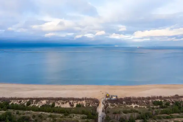 Plaża Stogi z widokiem na morze i statki. Atrakcje turystyczne w okolicy.