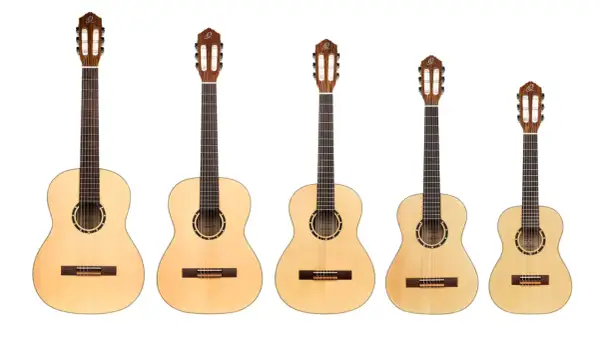Rząd pięciu gitar klasycznych o różnej wielkości, od największej do najmniejszej. Gitara 3/4 dla kogo? Idealna dla młodego muzyka.
