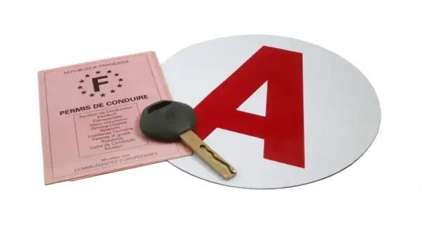 Permis de conduire français, une clé et un panneau "A". Combien de temps on garde le permis A ?