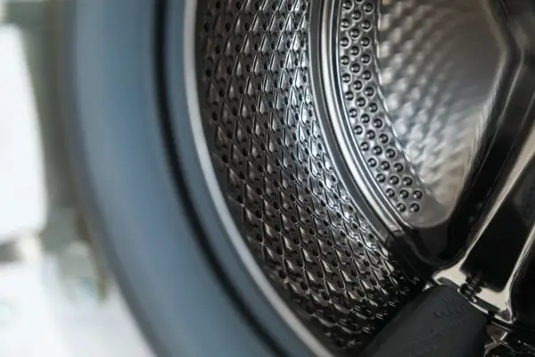 Tambor de lavadora, uno de los electrodomésticos obligatorios en piso de alquiler.