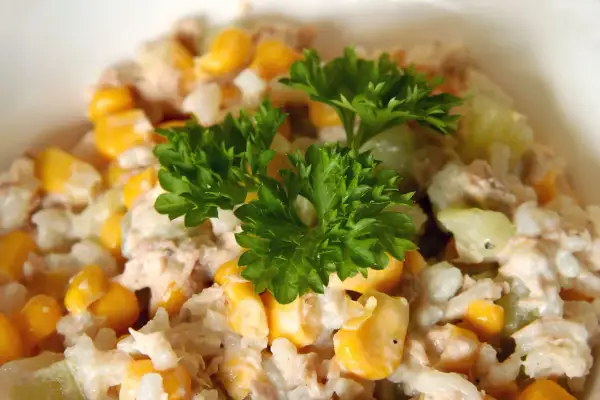 Pyszna, kremowa najlepsza sałatka z tuńczykiem, kukurydzą i natką pietruszki. Idealna na szybki lunch.