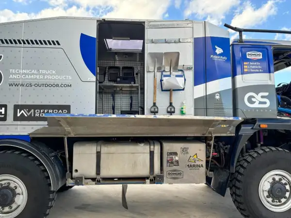Camion assistance Dakar prêt pour l'aventure. Deux pelles sont accrochées, prêtes à dégager le véhicule en cas de besoin.