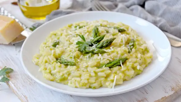 Risotto crémeux aux asperges, garni de parmesan râpé et d'une touche de persil. Un délice qui appelle un bon vin blanc pour risotto.