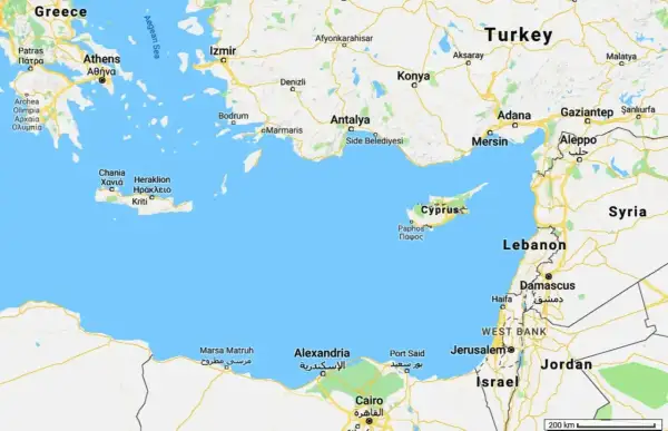 Mapa Morza Śródziemnego z zaznaczonym Cyprem. Widać Grecję, Turcję, Syrię, Liban, Izrael i Egipt. Cypr leży na południe od Turcji.