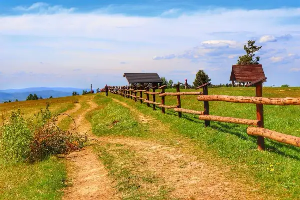 Ścieżka prowadzi do punktu widokowego. Drewniane ogrodzenie i zadaszenia zapraszają do podziwiania krajobrazu.