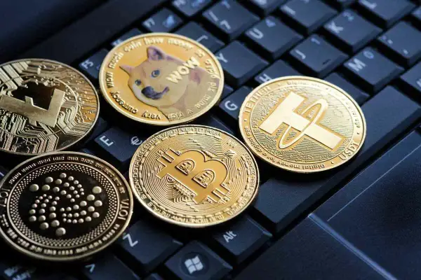 Złote monety kryptowalut: Bitcoin, Dogecoin, Litecoin, IOTA, Tether. Czy to przyszły majątek Phila Konicznego?