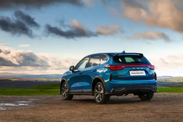 Niebieski Haval Jolion Pro na tle malowniczego krajobrazu.