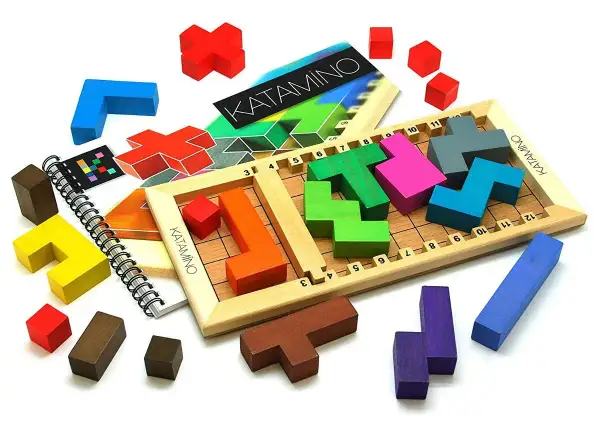 Piezas de colores de Katamino, un juego de lógica para desarrollar funciones ejecutivas y actividades de resolución de problemas.