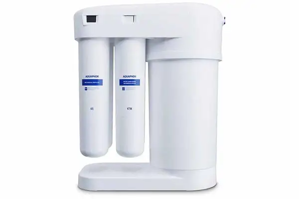 Système de filtration d'eau osmosée Aquaphor blanc, avec trois cartouches visibles.