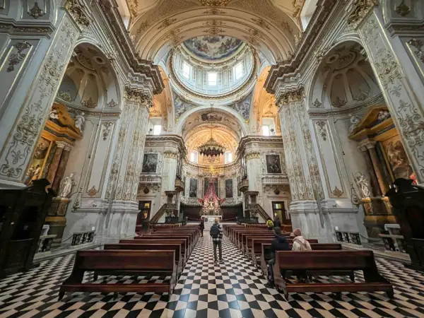 Wnętrze bogato zdobionej bazyliki, z kopułą i malowidłami. W Polsce takie cuda architektury zachwycają.
