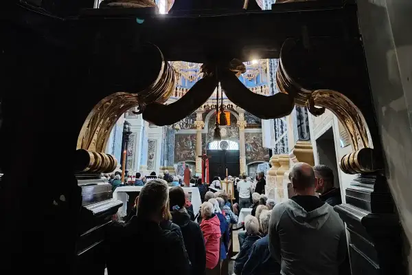 Wnętrze kościoła, tłum wiernych. Widać ołtarz i malowidła. Święta Lipka atrakcje przyciągają wielu pielgrzymów.