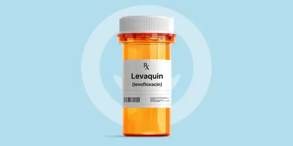 Pomarańczowa butelka leku z etykietą "Levaquin (levofloxacin)".
