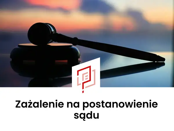 Młotek sędziowski na tle zachodzącego słońca. Tekst: Zażalenie na postanowienie sądu.
