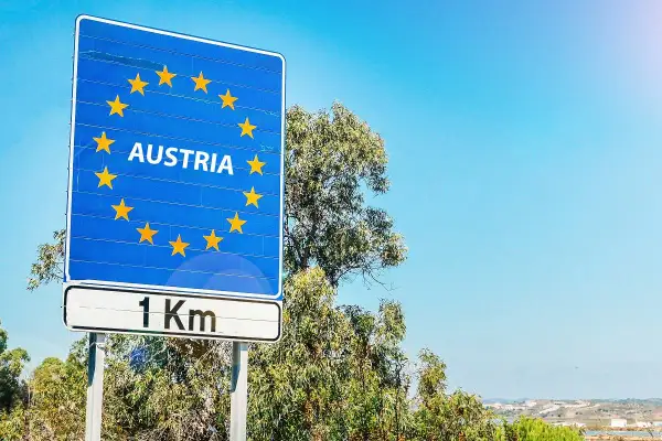 Granica Austrii, winieta austria 2025. Znak z gwiazdami UE i napisem "AUSTRIA", poniżej tabliczka "1 Km".