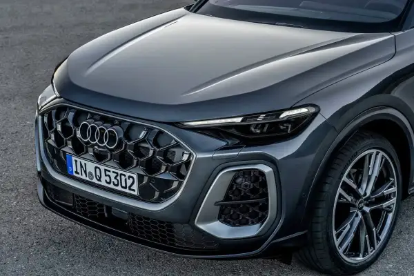 Nowy Audi Q5 2025 cena: zobacz przód luksusowego SUV-a z charakterystycznym grillem i nowoczesnymi światłami LED.