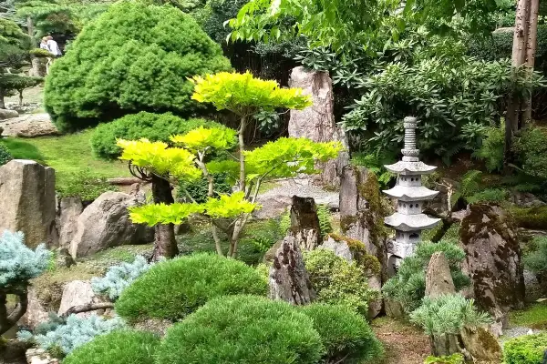 Kamienna pagoda i bujna zieleń tworzą magiczny ogród japoński w Kudowie-Zdroju. To jedna z głównych atrakcji regionu.