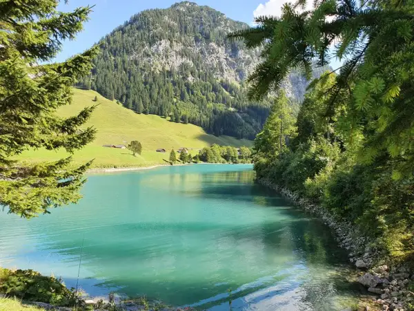 Türkises Wasser und grüne Hänge im Liechtenstein. Die Natur lädt zum Verweilen ein.