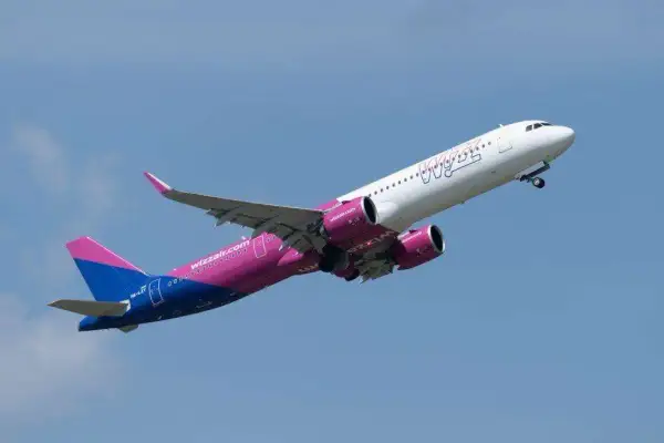 Czy można przewozić perfumy w bagażu podręcznym Wizz Air? Zasady i ograniczenia